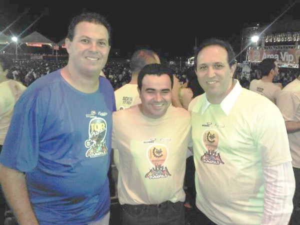prefeito se divertindo no carnaval